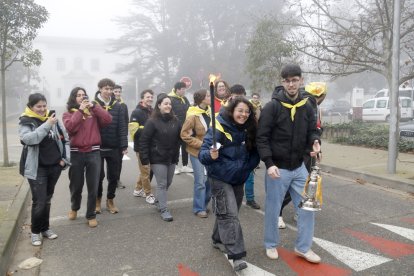 Marxa d'estudiants de la Universitat de Lleida portant la torxa amb la flama del Canigó durant el primer Correllengua Universitari.