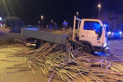 El camió sostret després de saltar-se el control i perdre la càrrega.