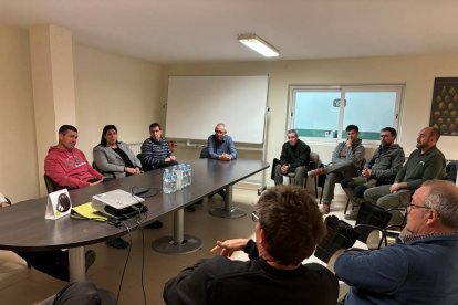 La delegada del Govern a Lleida, Núria Gil, durant la reunió amb membres de la cooperativa de Miralcamp afectats per la sobrepoblació de conills.