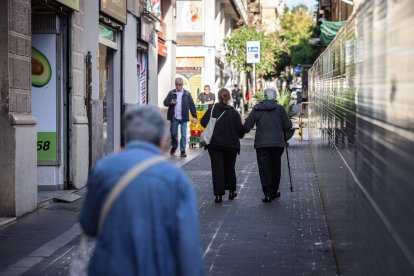 Població d'edat avançada passejant.