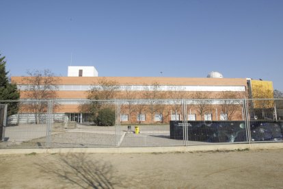 La fachada del instituto Maria Rúbies de Lleida, en el barrio de la Bordeta.