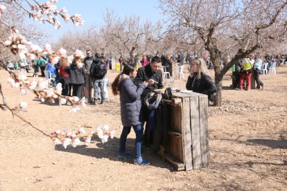 Una vez finalice el itinerario entre parajes y construcciones de piedra
seca, los asistentes podrán degustar tapas y productos elaborados
por los productores locales, acompañados de vinos, vermut y licores