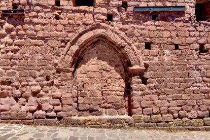 Antiga porta gòtica de l’Església de la Mare de Déu de Medina de Vilamur (Foto: COOLTUR Turisme Cultural)