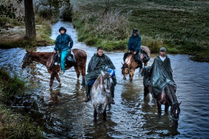 Pelegrins a cavall sota la pluja. Entre el Burgo Ranero i Reliegos (Lleó)