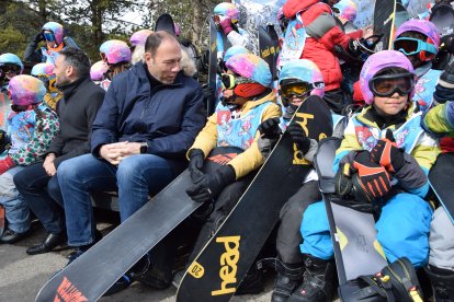 El conseller Berni Álvarez, amb els alumnes de la Seu d'Urgell aquest dilluns.