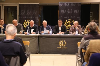 Una vista de l’assemblea del CT Lleida celebrada ahir a la nit a les instal·lacions de l’entitat. - AMADO FORROLLA