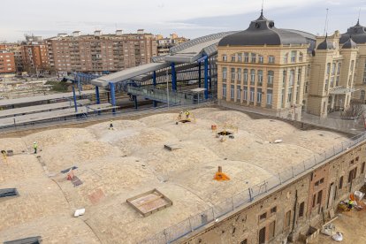 Obras en la cubierta del edificio de los Docs para la estación de buses - JORDI ECHEVARRIA