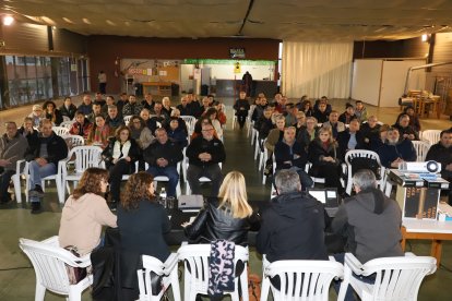 La Paeria celebró ayer una reunión informativa con los vecinos de l’Horta para explicar sus alegaciones. - MAGDALENA ALTISENT