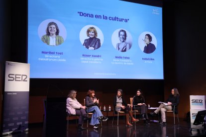 Un momento de la mesa redonda sobre la mujer en la cultura, ayer en CaixaForum Lleida. - AMADO FORROLLA