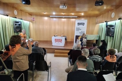 La Marea Pensionista de Lleida organizó ayer una charla en el Ateneu Popular de Ponent. - T.CONTRERAS