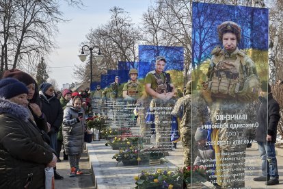 Ceremonia de apertura del “Callejón de la Memoria a los Defensores Caídos” en Kulynichi (Jarkov). - EFE/EPA/SERGEY KOZLOV