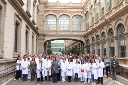 Foto de familia de profesionales del Hospital Clínic con motivo del aniversario de la pandemia. - LAURA FÍGULS/ACN