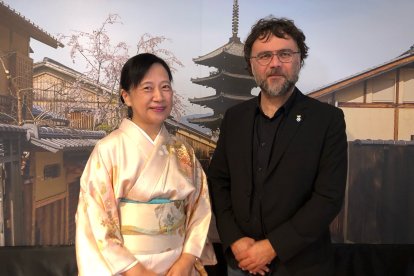 La cónsul Akiko Shikata junto al alcalde, Joan Carles Sánchez. - AJUNTAMENT D’IVARS D’URGELL