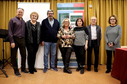 Anna Gómez, en el centro, junto a la junta de las Aulas. - A.LINYOLA