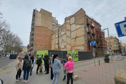 Miembros de entidades animalistas se concentraron frente al bloque para que rescaten a dos gatos. - SCD