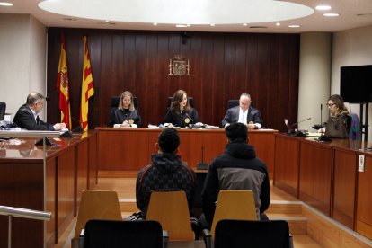 Los dos jóvenes condenados por vender drogas a Mollerussa, durante la vista de conformidad en la Audiencia de Lleida.