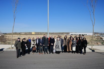 Foto de família de les autoritats i familiars dels homenatjats que van participar en l’acte de descobriment de les plaques. - MARIO GASCÓN