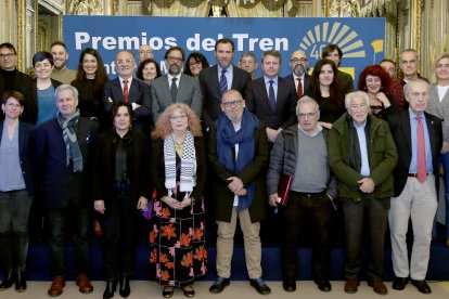 Mar Fernández (tercera per l’esquerra, a la primera fila) va assistir a la cerimònia de lliurament a Madrid. - FUNDACIÓ DELS FERROCARRILS ESPANYOLS