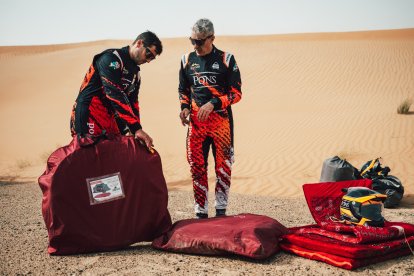 Jaume Betriu y Eduard Pons tuvieron que hacer noche en medio del desierto.