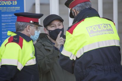 Albert Esteve conversa amb els Mossos el dia del canvi de panys. - JORDI ECHEVARRIA