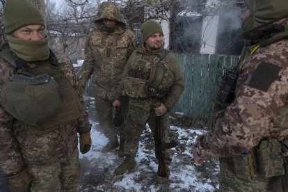 Soldats ucraïnesos al front de Donestk es preparen en previsió d’un possible avenç rus. - EFE/EPA