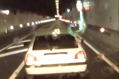 Moment en què va tirar un vas per la finestra al túnel. - MOSSOS D’ESQUADRA