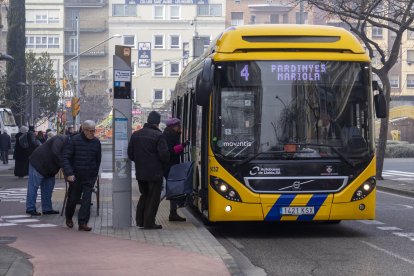 Usuaris pujant a un autobús urbà a Lleida. - ROGER BARRAGÁN