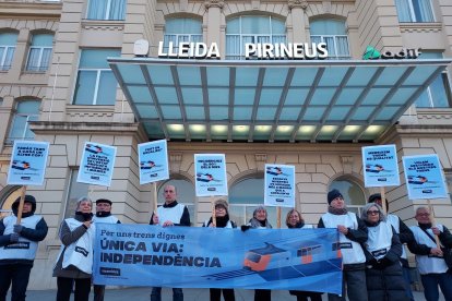 Imatges de les protestes a l’estació de Lleida i a l’estació de Tàrrega. - GENT GRAN ANC