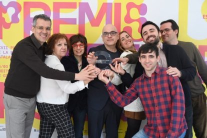 Representantes del grupo y del Museu de Lleida, con el premio. - JUAN MIGUEL MORALES