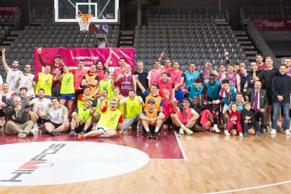 El Força Lleida celebró ayer en el Barris Nord el tradicional 3x3 con la participación de aficionados, periodistas y empresas. - JAVI ENJUANES