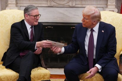 Starmer entregó ayer a Trump una carta del rey Carlos III invitándolo a una segunda visita de Estado. - EUROPA PRESS