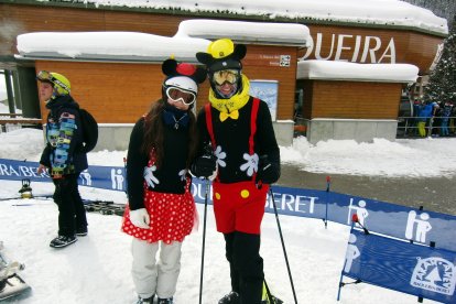 Imatge d’arxiu d’una parella d’esquiadors disfressats a Baqueira-Beret. - BAQUEIRA-BERET