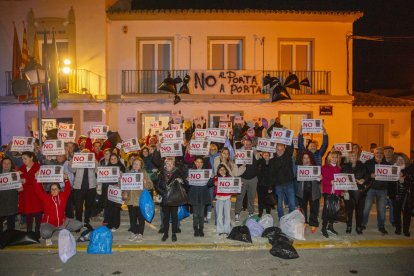 En Sucs se concentraron unas 200 personas con bolsas de basura y carteles contra el puerta a puerta. - GERARD HOYAS