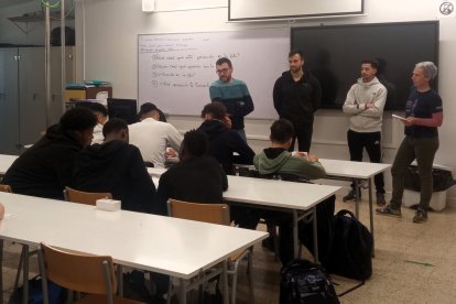 Taller sobre joves migrants a l’institut Caparrella- Alumnes del Programa de Formació i Inserció de l’institut Caparrella, una part d’ells d’origen nord-africà i subsaharià, van participar dimecres en el taller Ningú és il·legal al món, impartit per la fotoperiodista Mireia Comas i el jove d’origen marroquí Ayoub Iglili, que dona visibilitat a joves migrants vulnerables. - INSTITUT CAPARRELLA