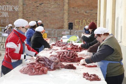 Imatge d’arxiu de l’elaboració d’embotits a Artesa de Segre.