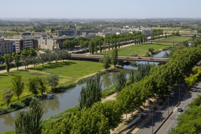 Vista de la canalización del Segre a su paso por Lleida.