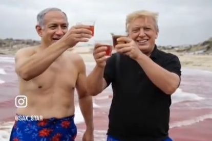 Frame del video en el que varios líderes mundials 'disfrutan' de la playa ensangrentada de Gaza.