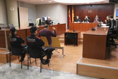 El acusado de intentar atropellar con el coche a su cuñada declarando en la Audiencia de Lleida.