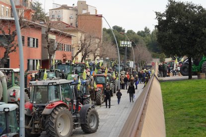 Una columna dels tractors arribats des de diferents punts de Lleida davant la seu d’Agricultura. - JORGE AGUSTÍN