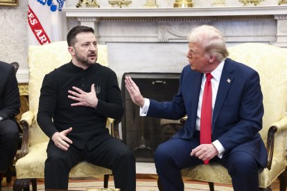 Zelenski i Trump durant la seua acalorada discussió a la Casa Blanca. - EUROPA PRESS / CONTACTO / JIM LOSCALZO - POOL VIA CNP