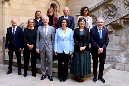 Foto familiar amb els representants de la Generalitat i l’Estat abans de la reunió. - ACN