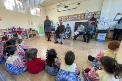 Els petits van escoltar atentament l’explicació del conte al col·legi. - ASPID