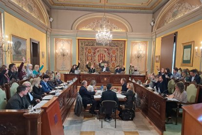 Moment en què el PSC i Junts voten a favor del nou contracte de neteja i de recollida d’escombraries. - SCD