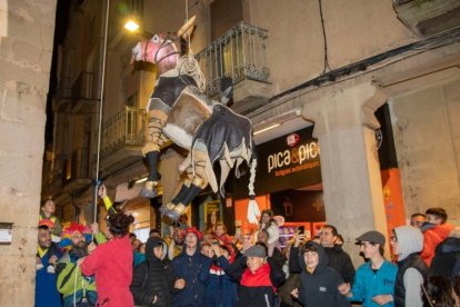 Tàrrega va presentar ahir la figura de Lo Burro de Targa, que va posar el punt final a la cercavila infantil. - JORDI ECHEVARRIA