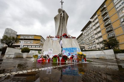 L’estàtua del papa Joan Pau II a l’entrada de la clínica Gemeli, on el papa Francesc roman hospitalitzat.