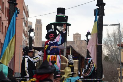 Pau Pi, rey del Carnestoltes en Lleida, inauguró la rúa con el tradicional discurso. - AMADO FORROLLA