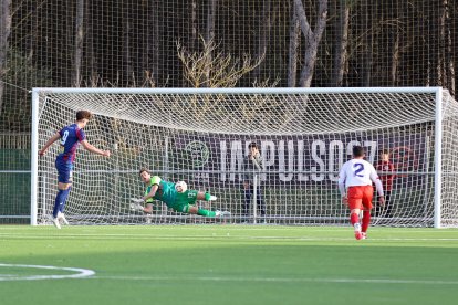 El penalti parado por Marc Arnau en el minuto 65 de partido. - ÁREA 11