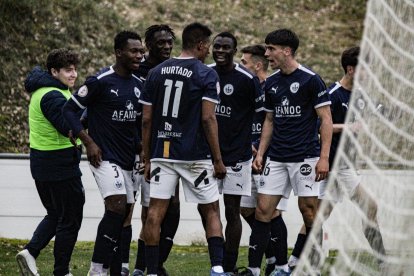 Los jugadores del Atlètic Lleida celebran el 1-2 decisivo obra de Wilber en los minutos finales. - INGRID SEGURA