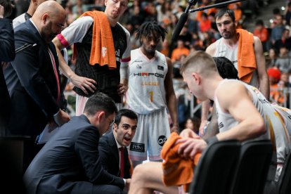 Encuentra, arengando a sus jugadores en un tiempo muerto. - PHOTO ACB MÓNICA ARCAY