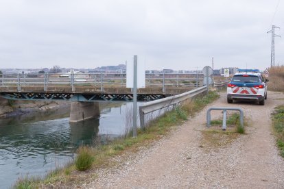 Un vehículo de los Mossos d’Esquadra, ayer en la zona del accidente en el canal de Seròs. - JAVI ENJUANES